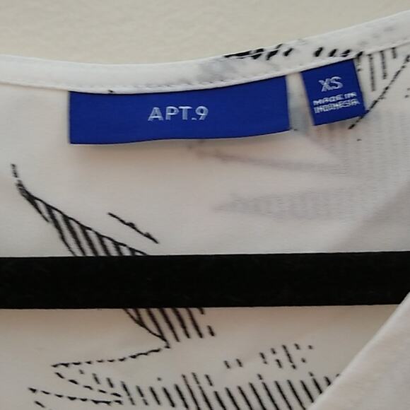 Apt 9 Sail boat short sleeve blouse. Size XS - Picture 2 of 9